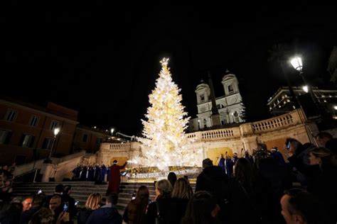 Un albero Dior, decorato con farfalle dorate, illumina la Scalinata 